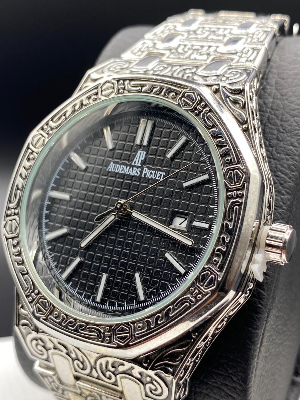 AP AUDEMARS PIGUET with Black Dial and Date